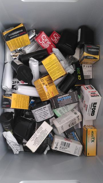 Eine Kiste voll mit analogen Filmen