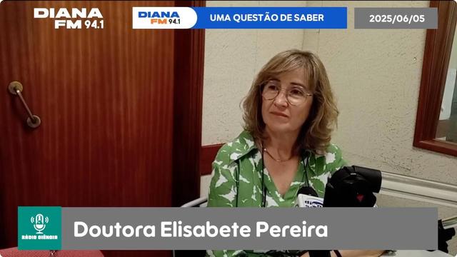 Fotografia da Elisabete Pereira durante a gravação do programa Rádio Ciência nos estúdios da Diana FM.