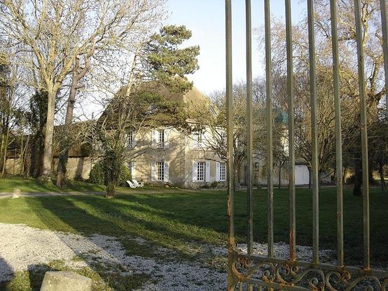 Château à #Louvigny (#Calvados) Construction XVIIIe siècle. Parties du XVIIIe siècle du bâtiment central (avant-corps central, aile à la suite et pavillon d'extrémité) ; orangerie : inscription par arrêté du 21...
Suite 👉 https://monumentum.fr/monument-historique/pa00111510/louvigny-chateau
#Patrimoine #MonumentHistorique
Photo CC-BY-SA 4.0 : RéMineur7