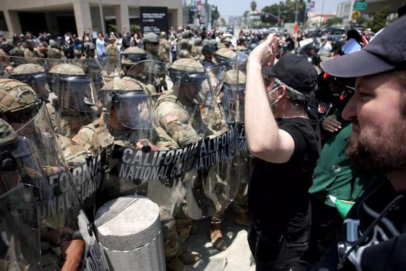 Face à face entre un groupe de manifestants et la Garde nationale californienne devant le Metropolitan Detention Center dans le centre de Los Angeles, dimanche 8 juin.
(Photo Jason Armond/Los Angeles Times)
