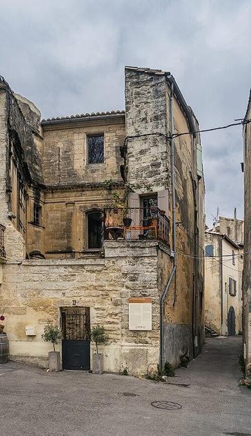 Immeuble à #Uzès (#Gard) Construction XVIe siècle. Façades Renaissance donnant sur la cour : inscription par arrêté du 15 mars 1934.
Suite 👉 https://monumentum.fr/monument-historique/pa00103260/uzes-immeuble
#Patrimoine #MonumentHistorique
Photo CC-BY-SA 4.0 : Krzysztof Golik