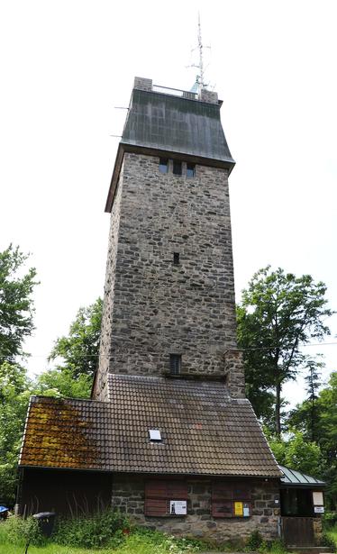 Ein steinerner Aussichtsturm