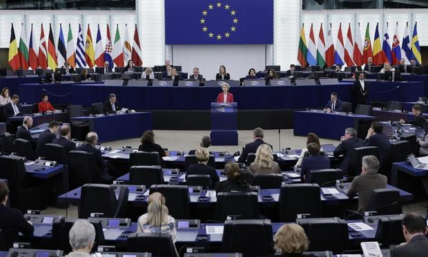 La presidenta de la Comisión Europea, Ursula von der Leyen, durante una intervención en la sede del Parlamento Europeo en Estrasburgo (Francia). (EFE/EPA/RONALD WITTEK)