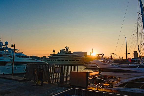 Ein Yachthafen bei Sonnenuntergang. / A marina at sunset.