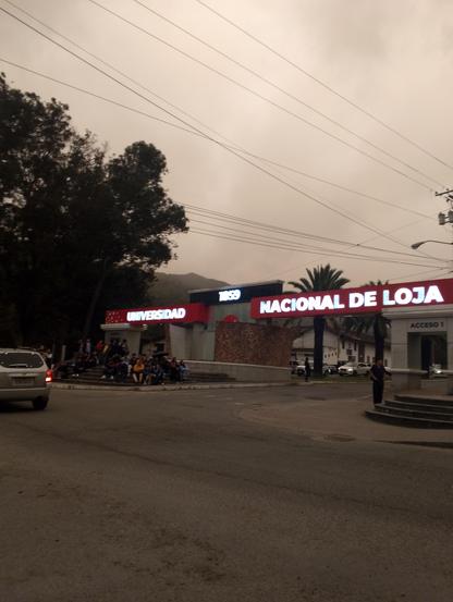 Cielo nublado y entrada a la universidad nacional de Loja