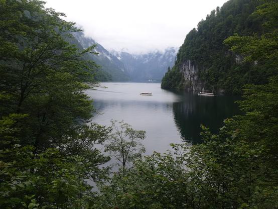 blick auf den königssee. zwei elektroschiffe fahren am wasser. berge (watzmannkar) im hintergrund