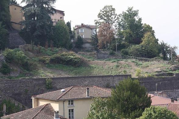 Odéon à #Vienne (#Isère) Construction Antiquité. Parcelles contenant les vestiges archéologiques (cad. E 113p, 115) : classement par arrêté du 25 janvier 1957.
Suite 👉 https://monumentum.fr/monument-historique/pa00117343/vienne-odeon
#Patrimoine #MonumentHistorique
Photo CC-BY-SA 4.0 : User:Otourly