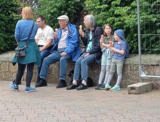 Eisessen im Familienkreis