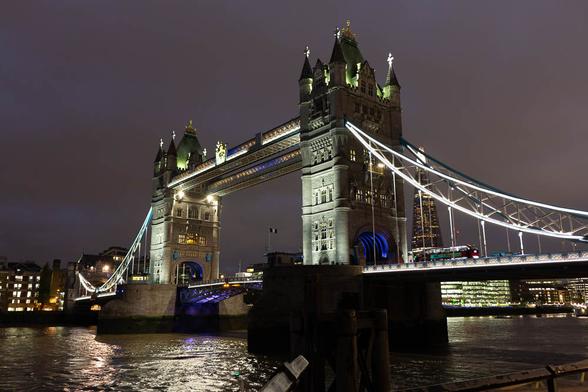 Die Tower Bridge in London mit nächtlicher Beleuchtung.
