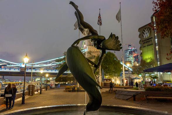 Nachtaufnahme des Brunnens vor der Tower Bridge in London