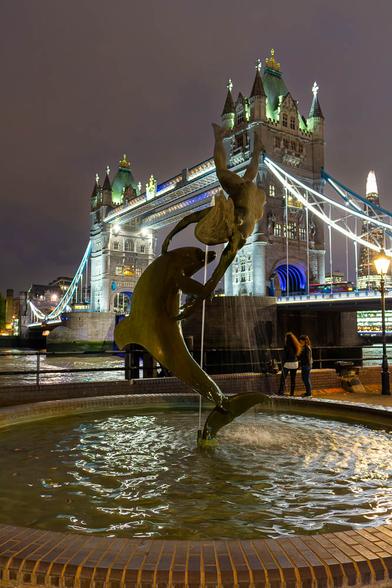 Nachtaufnahme des Brunnens vor der Tower Bridge, Nachtaufnahme.