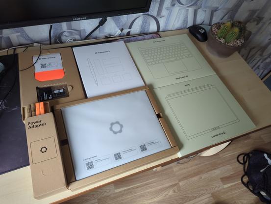The boxes of the laptop (input cover, bezel, power adapter, extension cards, ram sticks and the laptop frame)