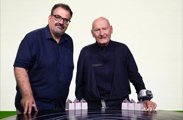 Legende 1: Der Held des Films, Friedrich G. Beckhaus (rechts im Bild), der letzte lebende Schauspieler der Raumpatrouille Orion. Er spielt seine Rolle von 1966, Atan Shubaschi, der die Orion immer steuerte.
Es war uns eine Ehre, die Orion nach 58 Jahren erstmals wieder für einen Film starten lassen zu können. Ein großer Dank an die Bavaria Film und @schneller_raumkreuzer_orion
Links im Bild, Regisseur René von Bodisco @renevonbodisco
Foty by @dariabiliak