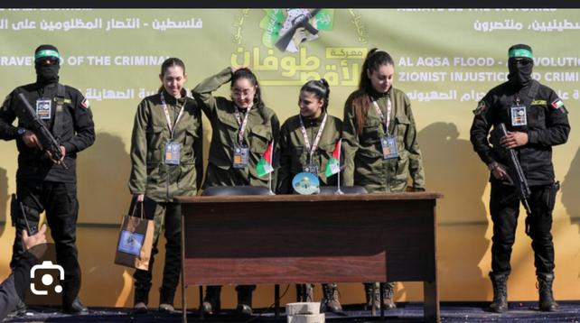 Vier Geiseln werden öffentlich von Isis. Flankiert vorgeführt, bevor sie an Israel nach vielen vielen Monaten im Austausch zurückgegeben werden