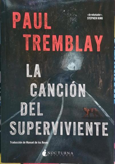 Portada del libro: "La canción del superviviente" de Paul Tremblay. En ella se ve una fotografía muy siniestra de una carretera donde a los lados está llena de árboles, al fondo se ve algo de claridad y se distingue una figura humana, más cerca se distingue un zorro cruzando la carretera.
Las letras del autor están escritas en color rojo mientras que las del título del libro en blanco.
En la esquina superior derecha está escrito: "Aterrador" Stephen King