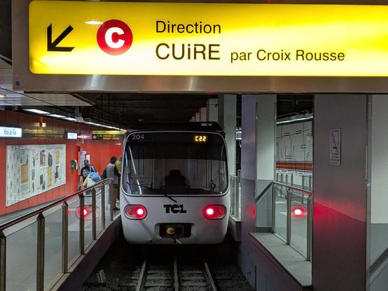 A metro train on line C at Hôtel de Ville station, with rack railway infrastructure clearly visible. On the right, the pillars that obstruct two of six doors of the train.