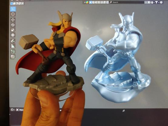 Foto del modello 3D scansionato e di quello originale di Thor della serie Disney Infinity.