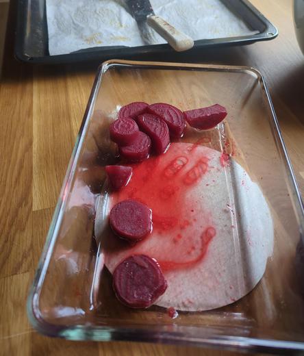 En ugnsform med hackade rödbetor.