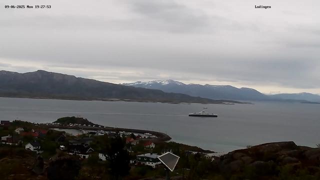 Snapchot de la webcam de Lødingen en Norvège, montrant le passage, de droite à gauche, de Tara Polar Station en route vers l'Arctique avec une escale demain à Tromsø. Le ciel est couvert, il n'y a  plus de neige à l'exception de quelques sommets..