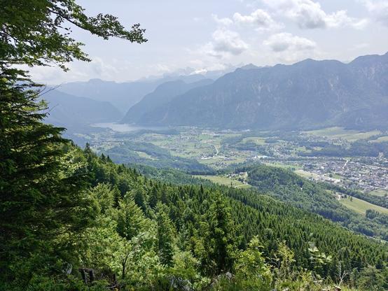 Blick von einer Stelle oberhalb der Ewigen Wand hinaus ins Tal zum Hallstättersee.