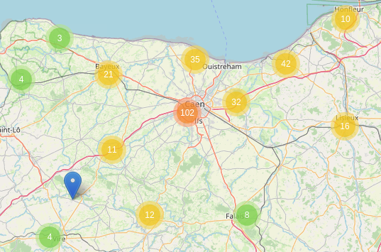 Carte du Calvados avec des ronds qui indiquent le nombre de boîtes à livres dans plusieurs zones. Il y en a 102 aux environ de Caen, 21 à Bayeux et 16 à Lisieux. Autour de Deauville et Cabourg, il y en a une quarantaine et 10 à Honfleur.