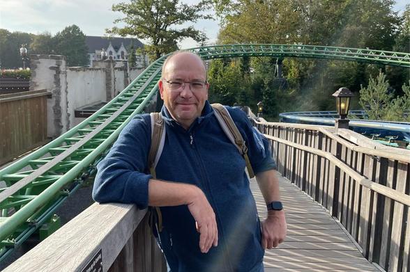 Volker Meyer, Bürgermeisterkandidat der UWG für Selm, privates Foto vor Achterbahn