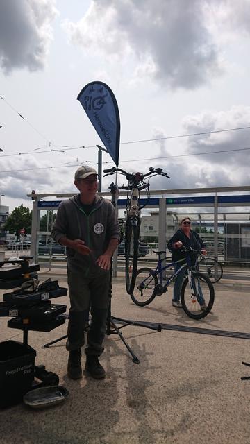 Mouvement de taikwendo entre 2 coups de main pour réparer les vélos