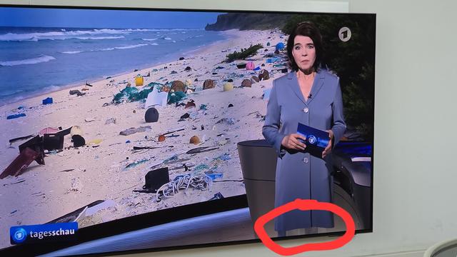 Foto einer Sendung der Tagesschau mit Susanne Daubner. Ihre Beine sind in der Frontale nicht zu erkennen.