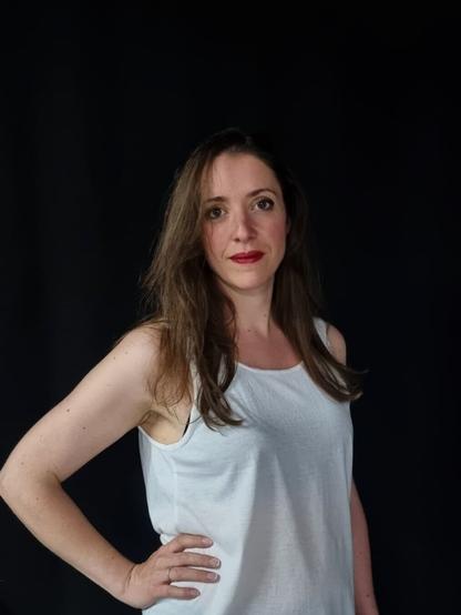 Une comédienne de blanc vêtue. Troublante ressemblance avec Jessica ... hmmmmmm c'est sûrement le hasard aussi.