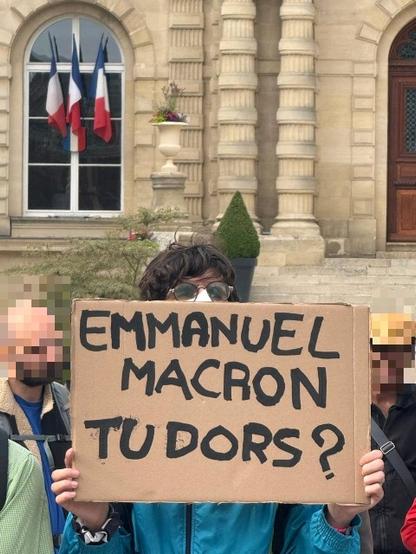Photo de moi avec une pancarte sur laquelle il est écrit "Emmanuel Macron tu dors ?".