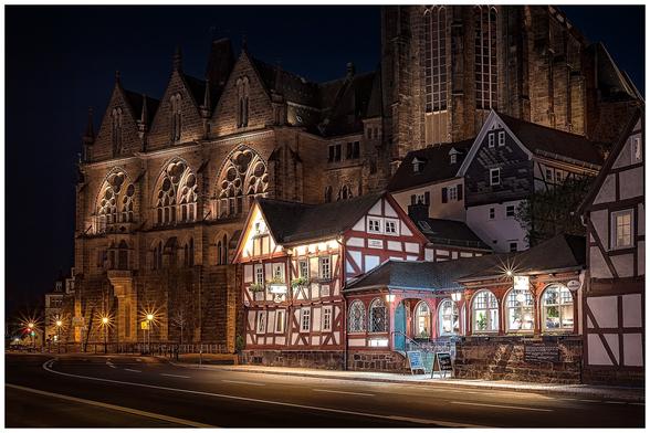 mittelalterliche Universität von Marburg mit Fachwerhaus im Vordergrund