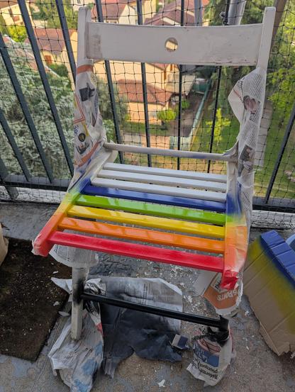 La chaise avec les 2 lattes d'assise suivantes peintes en vert puis bleu