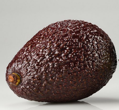 Foto de aguacate: un fruto en forma de ovalo rugoso de color negro.