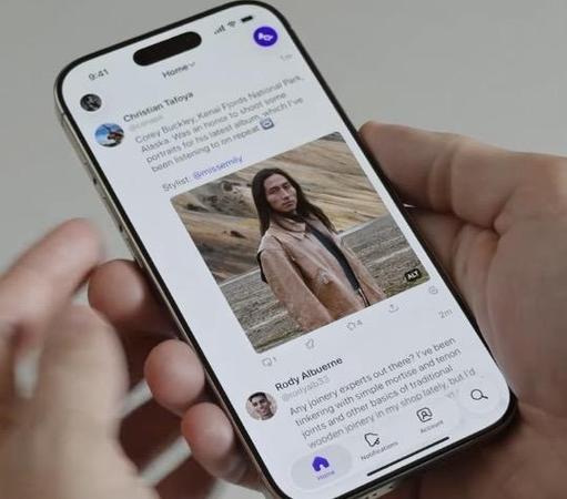 Demo of iOS 26, scrolling through the Ivory app, featuring the familiar purple horn "Toot" button.