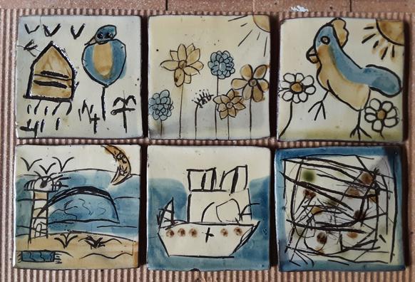 Slipware tiles decorated bij children. #TilesonTuesday