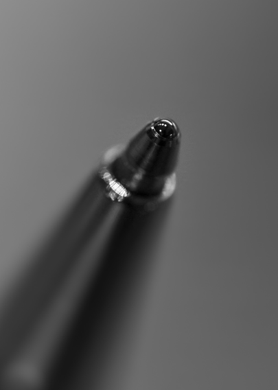 Makroaufnahme in Schwarz-Weiß von der Spitze eines Kugelschreibers.