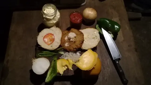 Un resfuerzo con una milanesa con lo que ahy para mejorarlo.