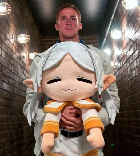 Ryan Gosling sostiene un peluche de Frieren en una imagen de arte de fans, combinando el actor con el personaje de anime de forma curiosa y divertida.
