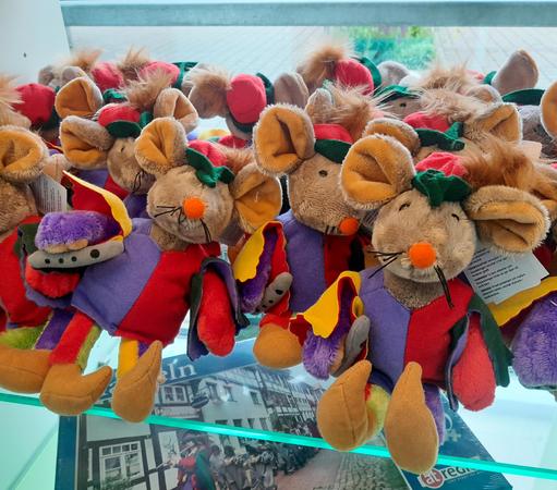 Plüschratten in mittelalterlicher Gewandung