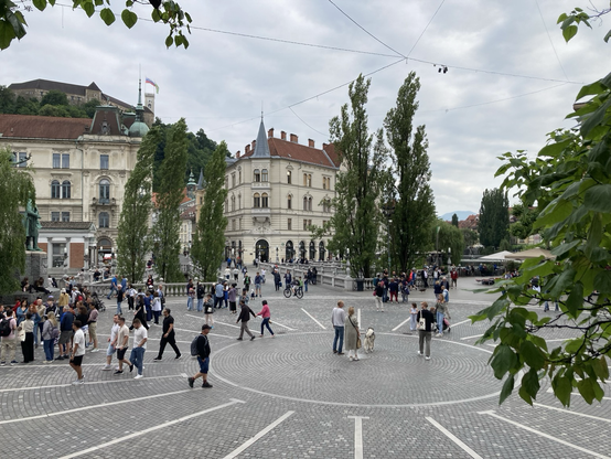 Zentraler Platz in Ljubljana, viele Fußgängerinnen, keine Autos.