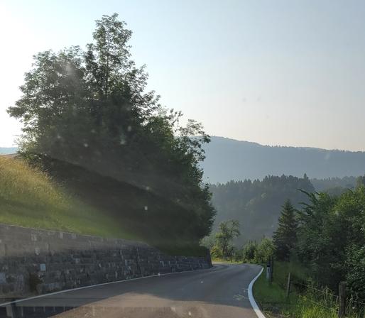 Landstraße mit Bergblick
