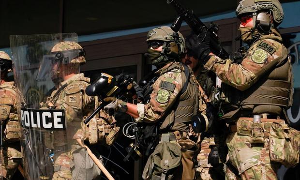 Miembros de la Guardia Nacional, vigilando las protestas contra los planes migratorios de Donald Trump en Los Ángeles, el 9 de junio de 2025. (David Ryder / Reuters)