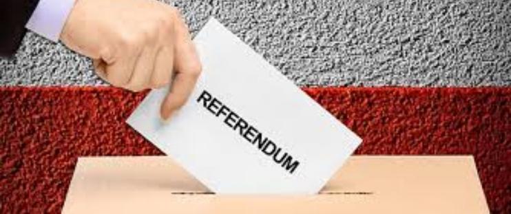 scheda, con scritta referendum, infilata in un'urna