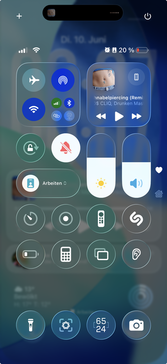 Ein Screenshot des neuen iOS 26 Controllcenter mit sehr vielen Glas-Effekten.
