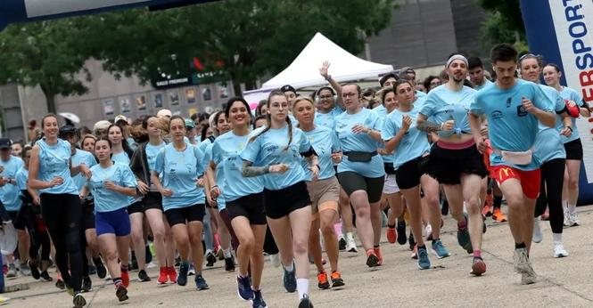 750 coureurs et marcheurs se sont élancés de la place de la Brèche, à Niort.