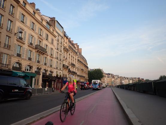 Cycliste sur une piste rose