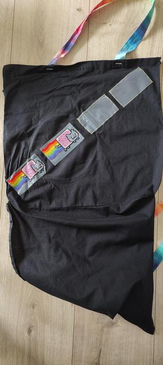 Schwarze Stofftasche, auf der zwei Nyancats diagonal aufgestickt sind.
