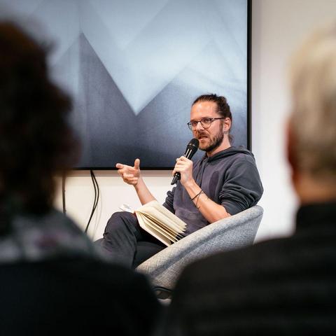 Arne Semsrott während der Buchvorstellung.