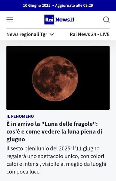 Prima pagina del sito di RaiNews.it mostra un articolo dal titolo "È in arrivo la Luna delle fragole: cos'è e come vedere la luna piena di giugno". Occhiello: "Il fenomeno". Sommario: "Il sesto plenilunio del 2025: l'11 giugno regalerà uno spettacolo unico, con colori caldi e intensi, visibile al meglio da luoghi con poca luce".