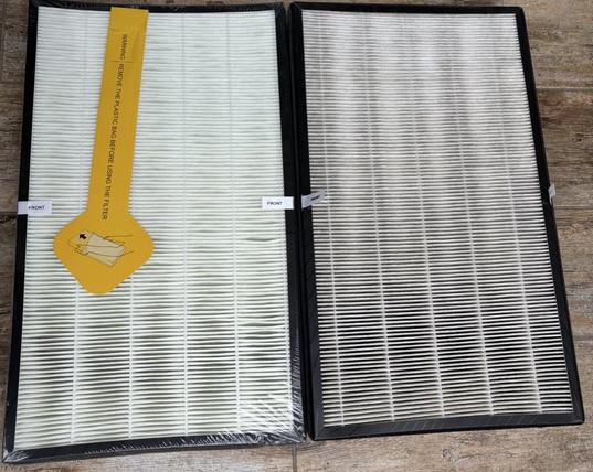 Links: Ein fabrikneuer HEPA13-Filter für den Trotec Airgoclean 250E Luftreiniger.
Rechts: Ein verbrauchter HEPA13-Filter  aus der Metastr. in Berlin-Lichtenberg.
